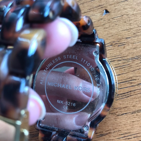 Michael Kors tortoise watch - Picture 3 of 4
